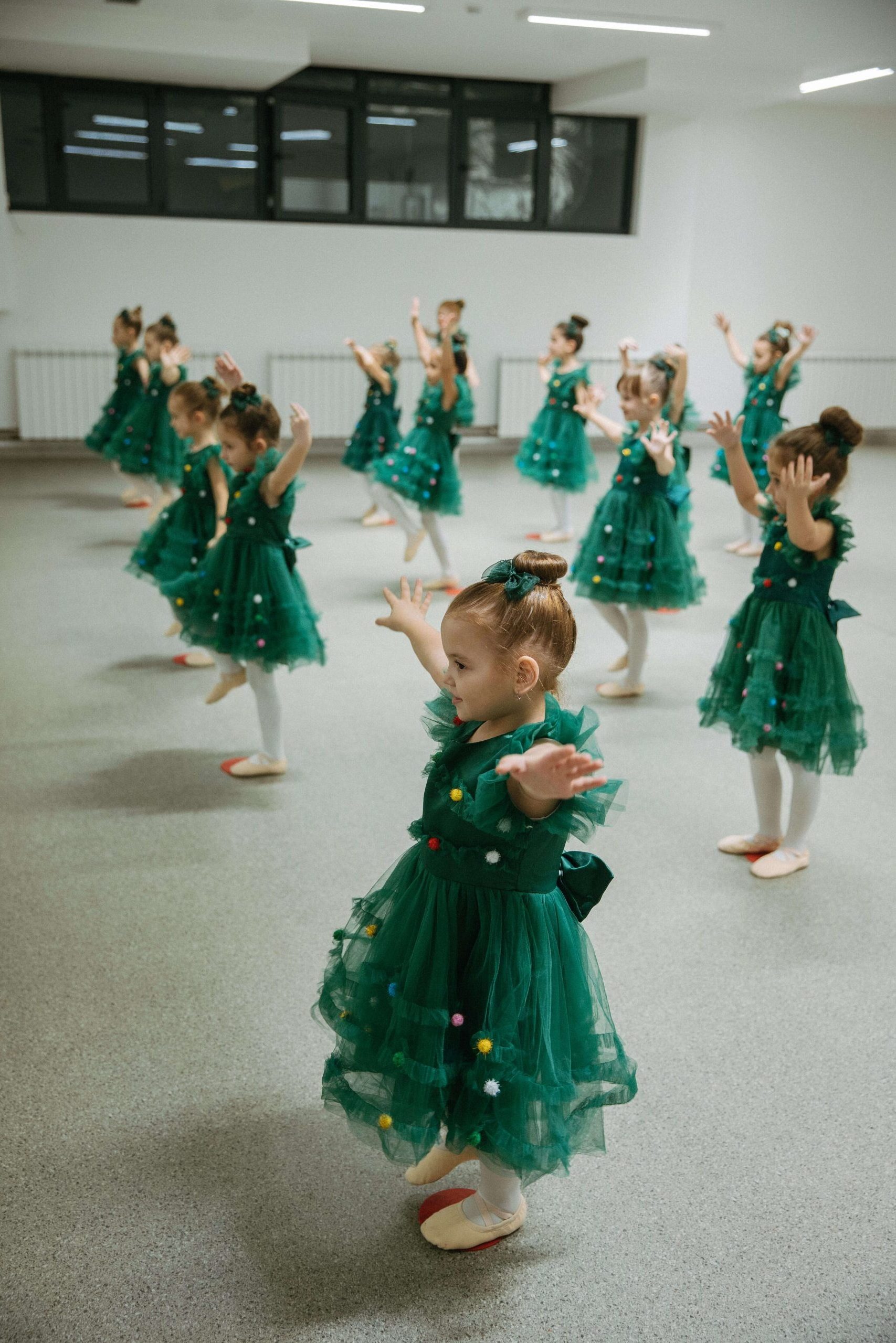 Plesna grupa devojčica iz Pirota